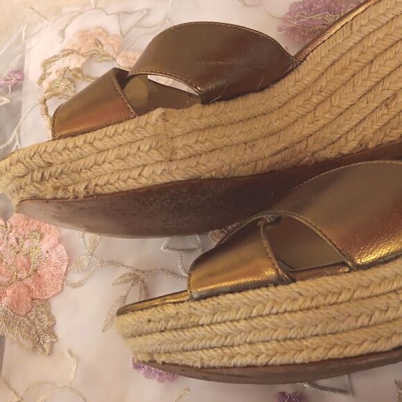 Footcandy Gold Wedge Sandals with Cross-Strap Design And Rope Sole.Beachy. - Picture 4 of 10